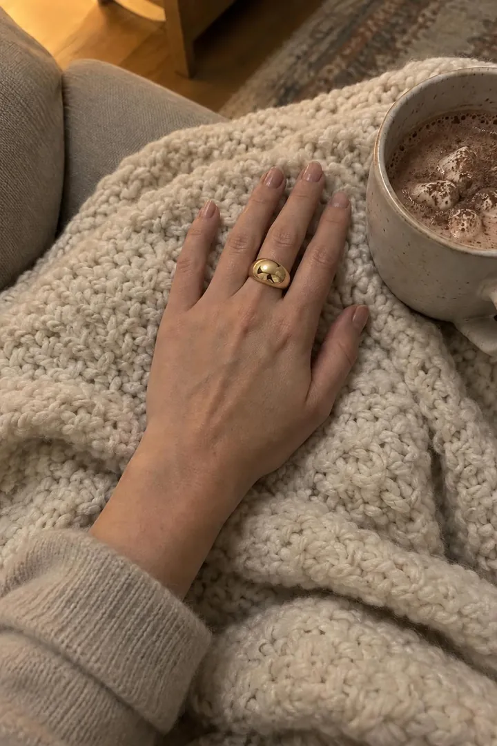 Virtuelle Anprobe: Kuppelring in Gold auf einem Kundenfoto